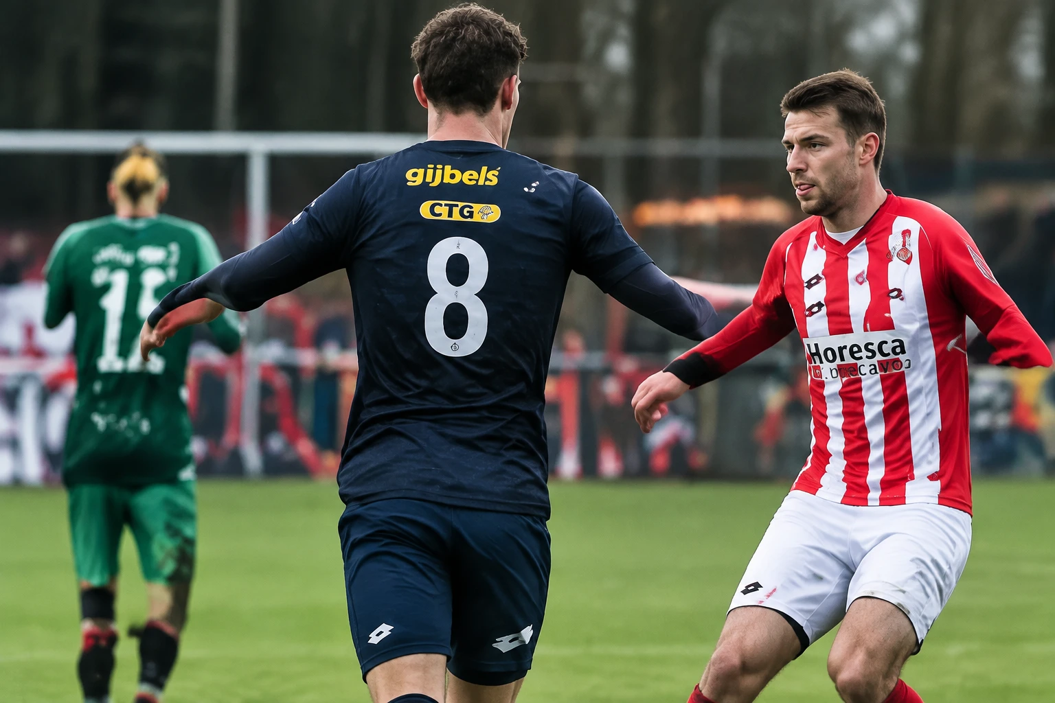 Trainer langs de lijn tijdens een wedstrijd in de regen