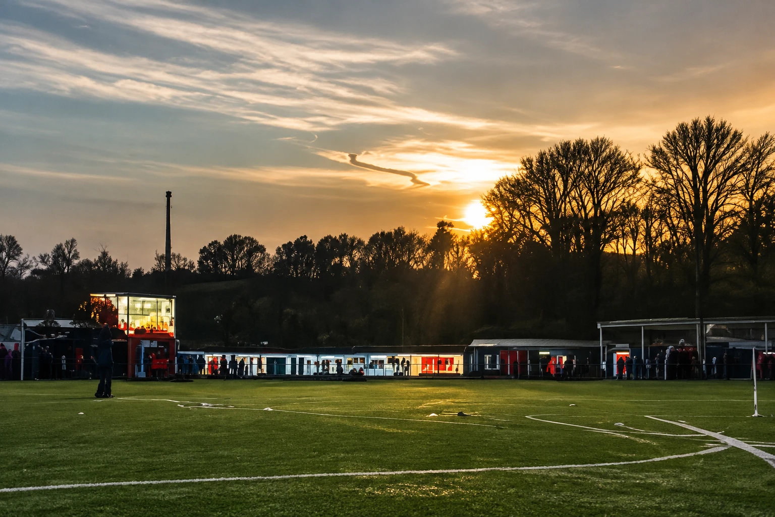 Leeg sportpark in de avondzon na de laatste training