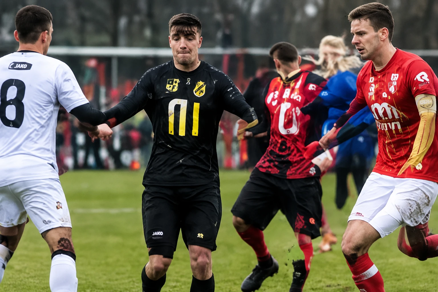 Spelers in het duel om de bal tijdens de derby