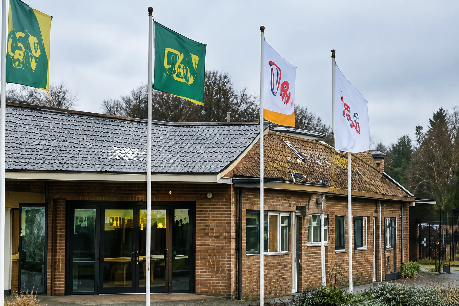 Het vernieuwde clubhuis van RKSV Linne met vlaggen