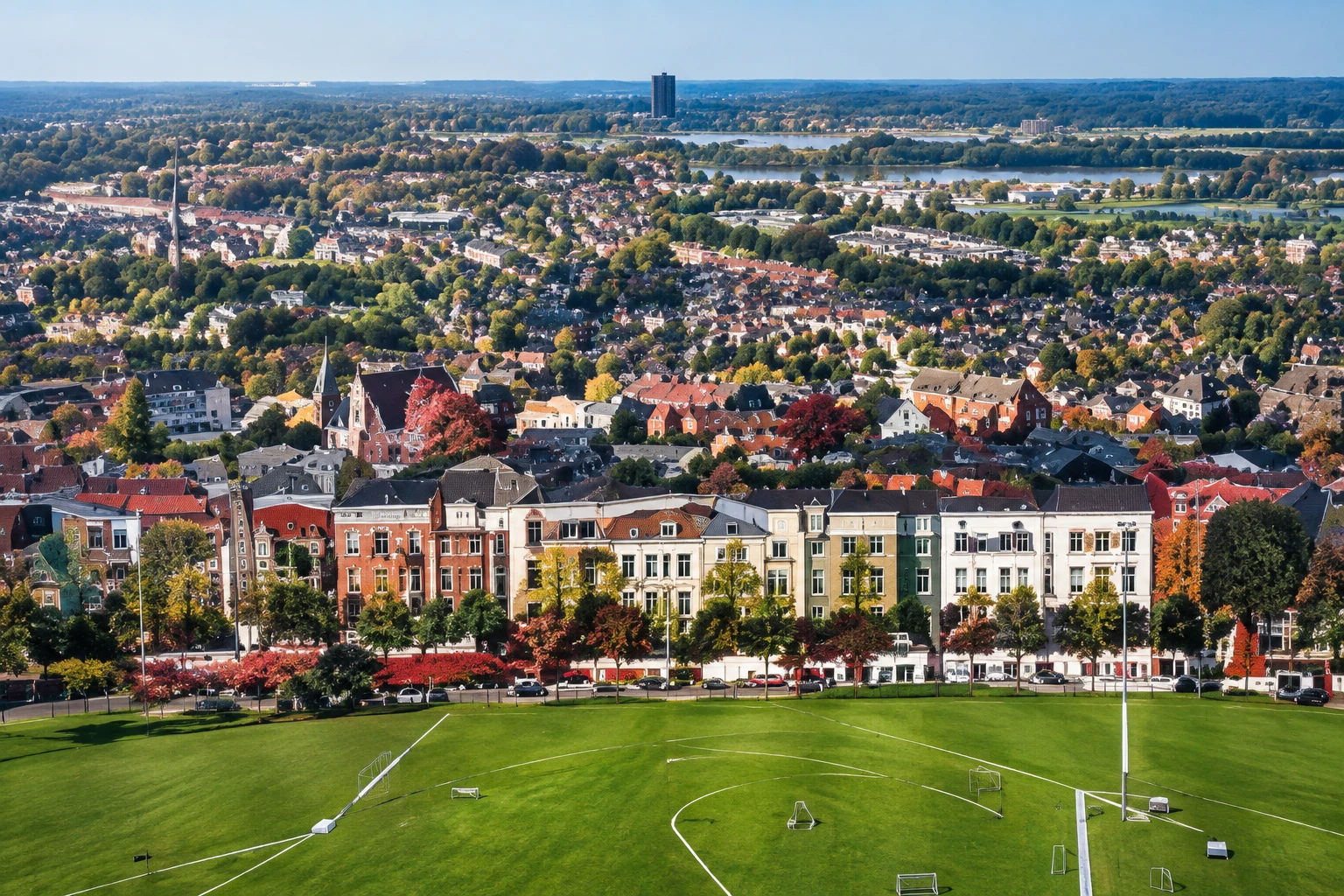 Venlo van boven, met de velden van de lokale clubs